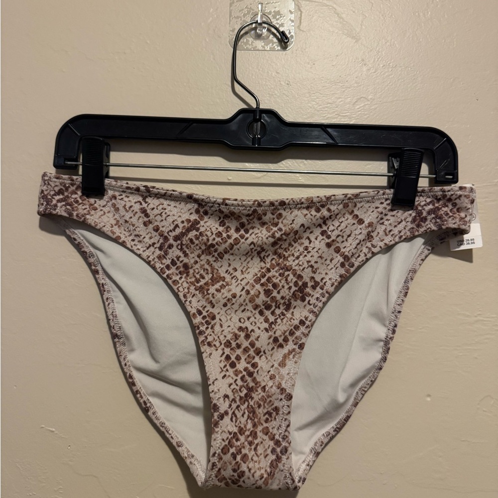 Crinkle Cheeky Bikini Bottom |
Aerie - Picture 2 of 5